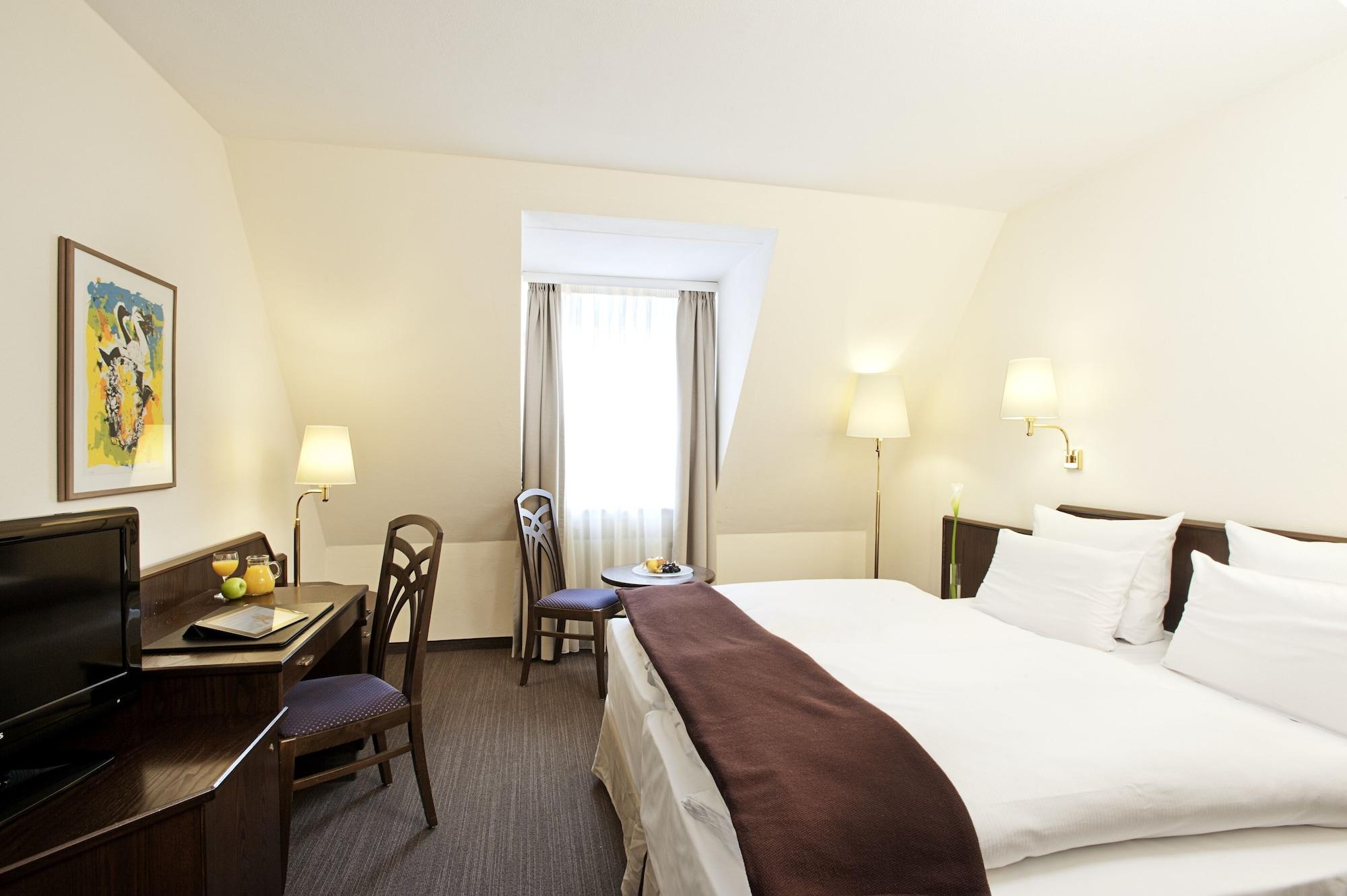 Hotel Kloesterle Noerdlingen - In Kuerze Elaya Hotel Kloesterle Нёрдлинген Экстерьер фото