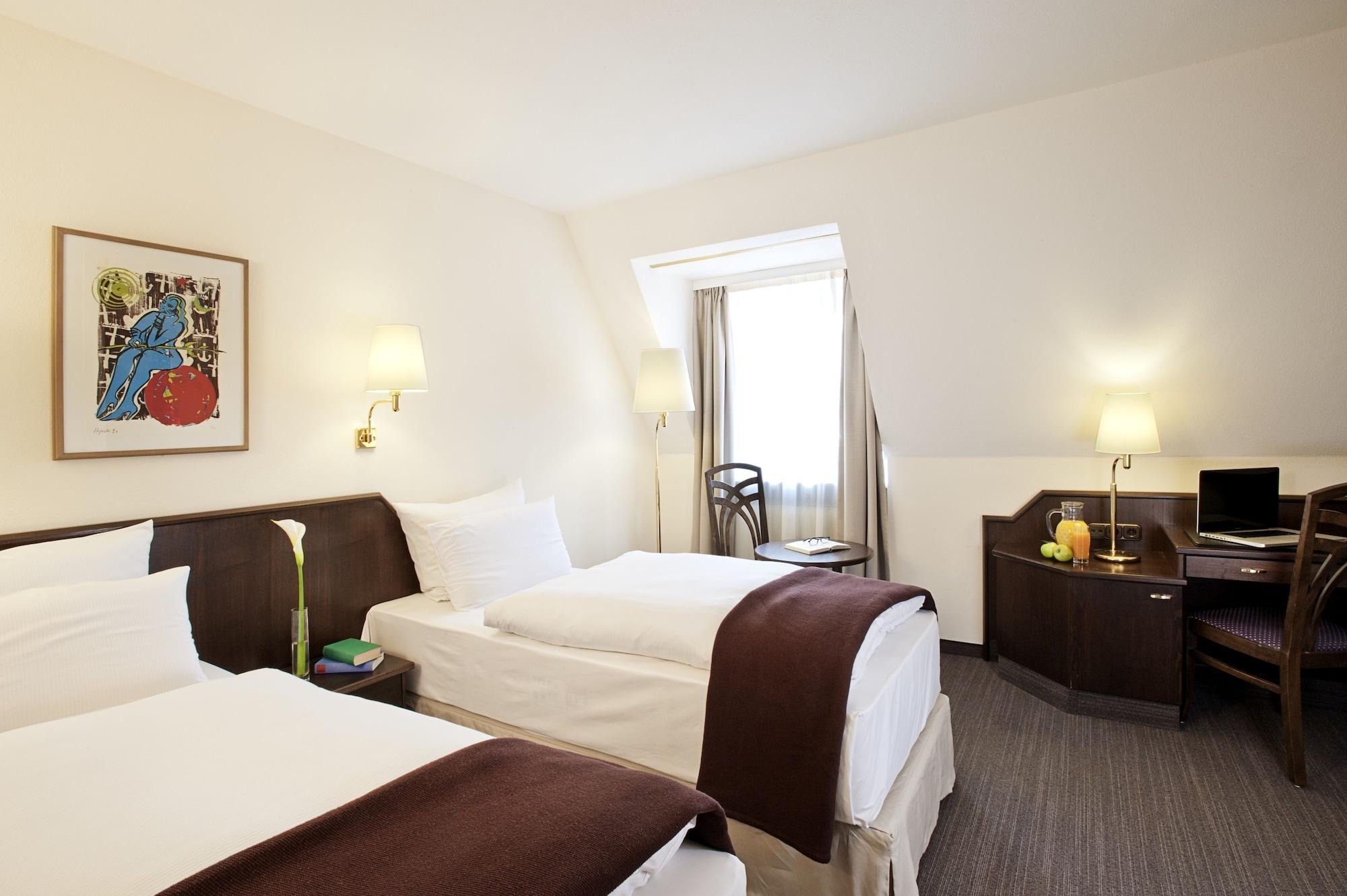 Hotel Kloesterle Noerdlingen - In Kuerze Elaya Hotel Kloesterle Нёрдлинген Экстерьер фото
