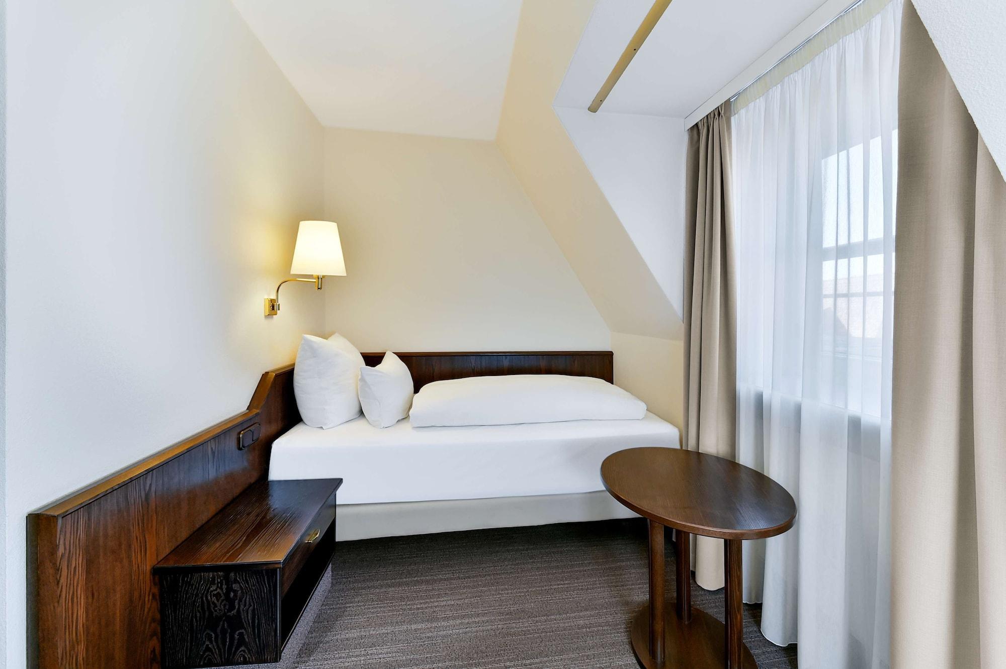 Hotel Kloesterle Noerdlingen - In Kuerze Elaya Hotel Kloesterle Нёрдлинген Экстерьер фото