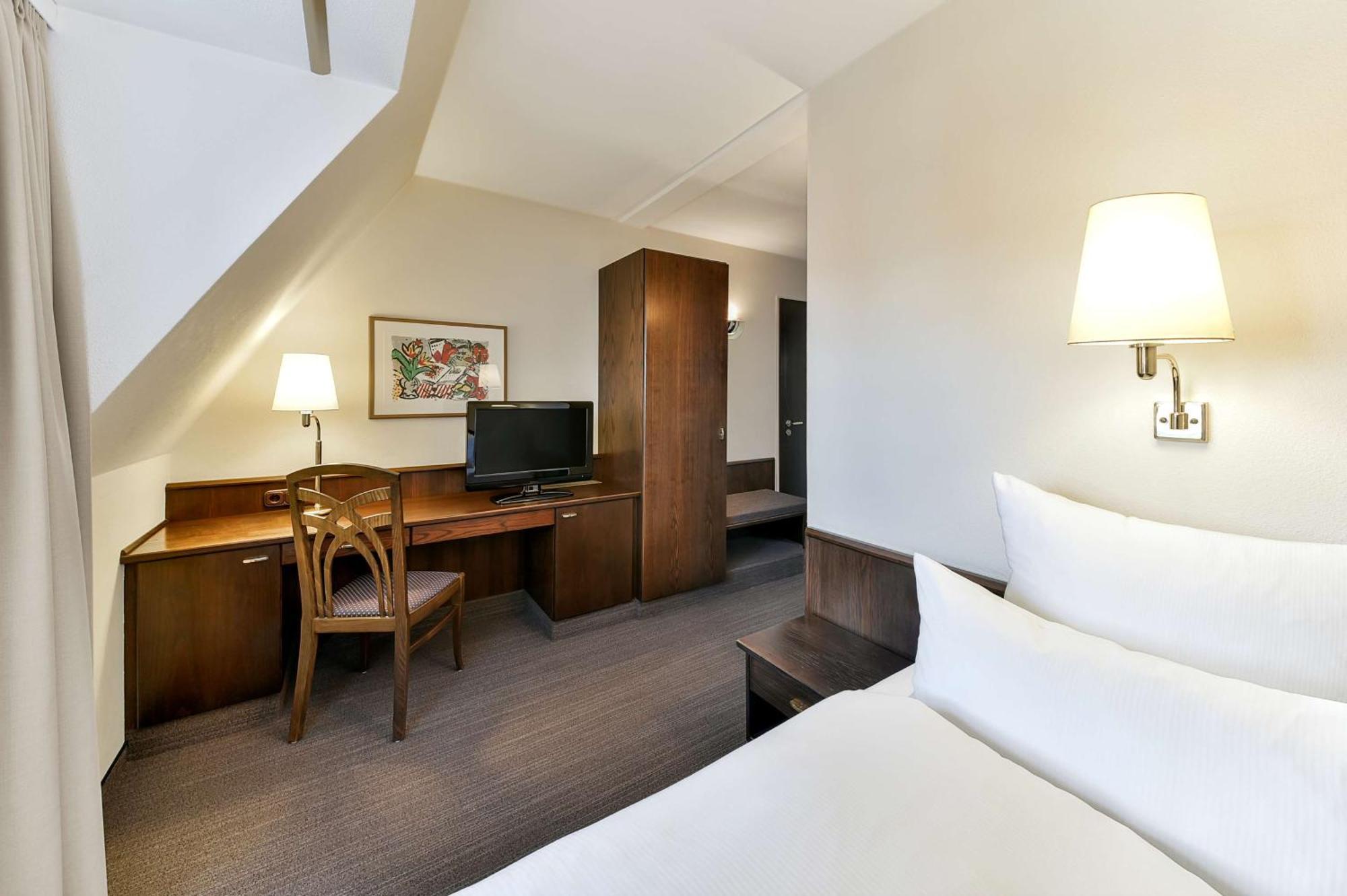 Hotel Kloesterle Noerdlingen - In Kuerze Elaya Hotel Kloesterle Нёрдлинген Экстерьер фото