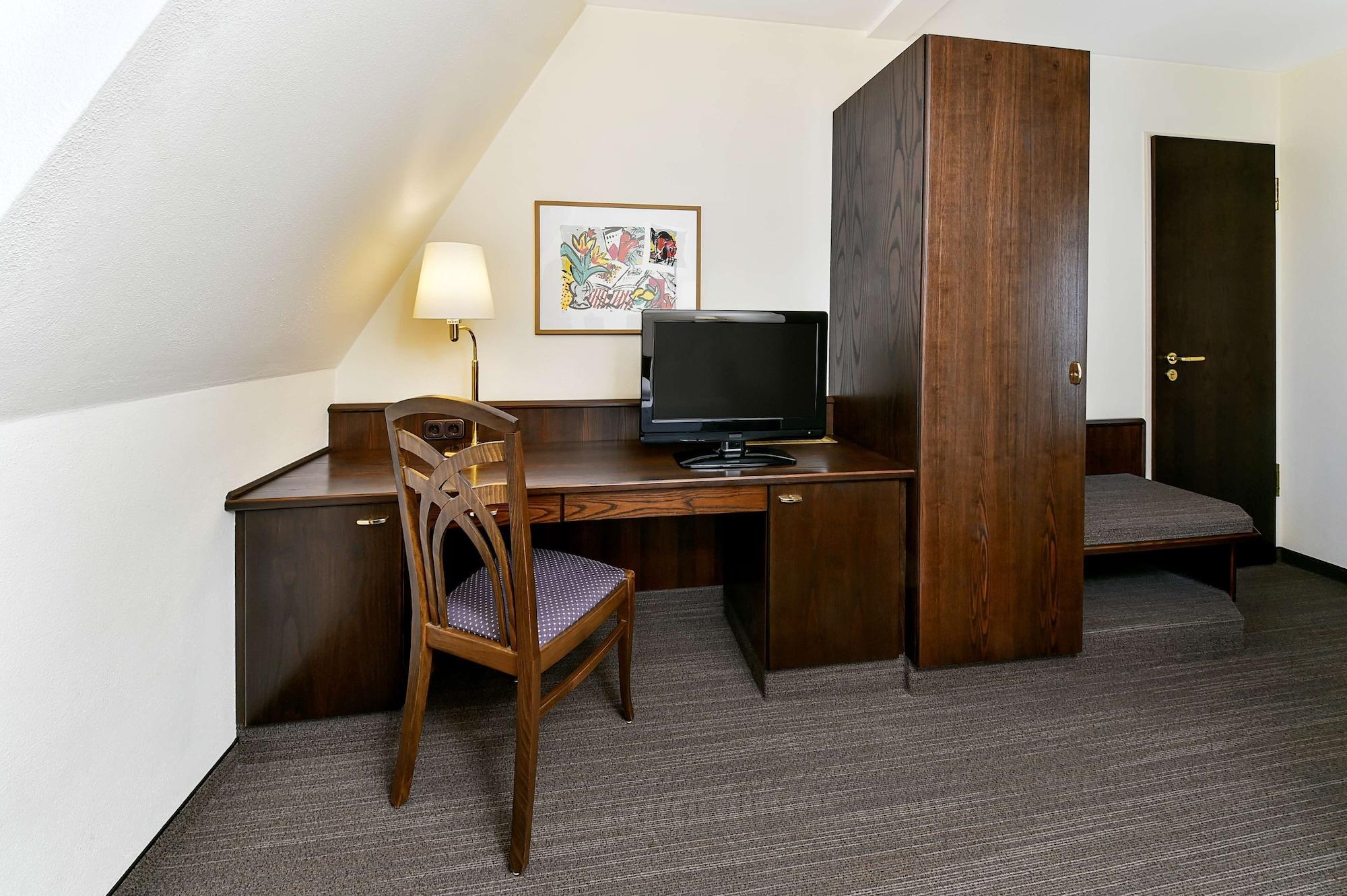 Hotel Kloesterle Noerdlingen - In Kuerze Elaya Hotel Kloesterle Нёрдлинген Экстерьер фото