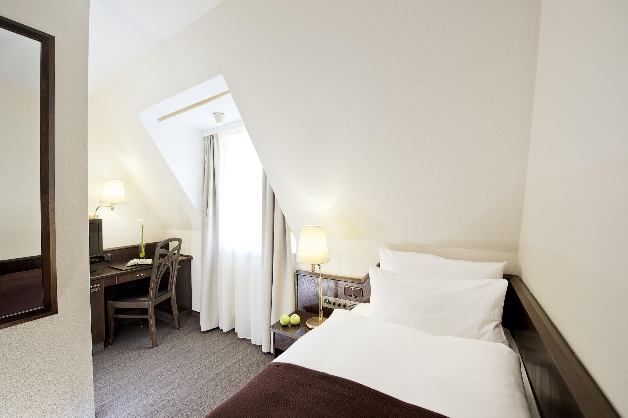 Hotel Kloesterle Noerdlingen - In Kuerze Elaya Hotel Kloesterle Нёрдлинген Экстерьер фото