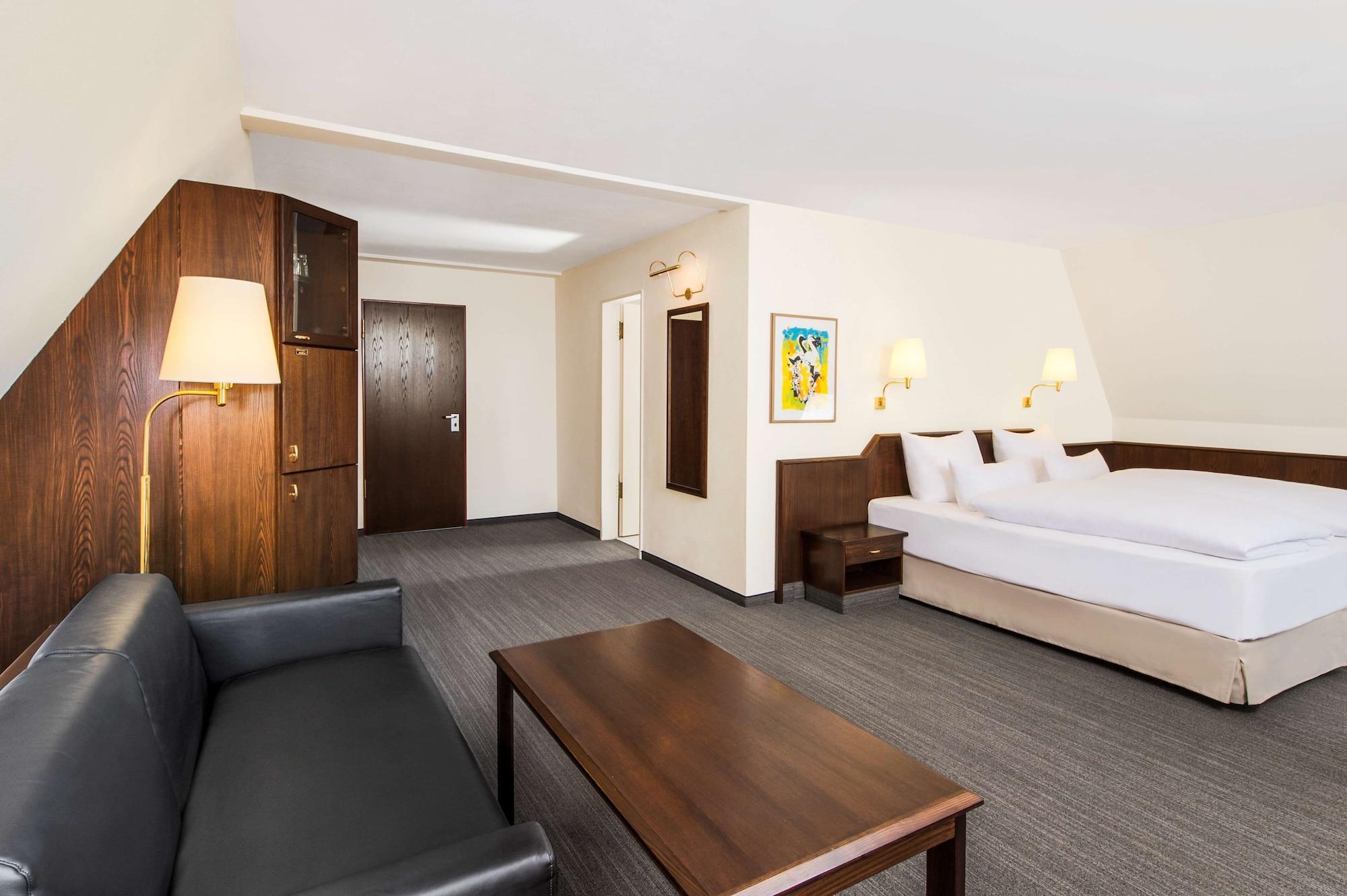 Hotel Kloesterle Noerdlingen - In Kuerze Elaya Hotel Kloesterle Нёрдлинген Экстерьер фото